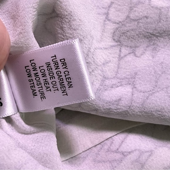 St. John Heart Georgette Print Silk Bow tie Blouse Top Size 6 - - Picture 7 of 8